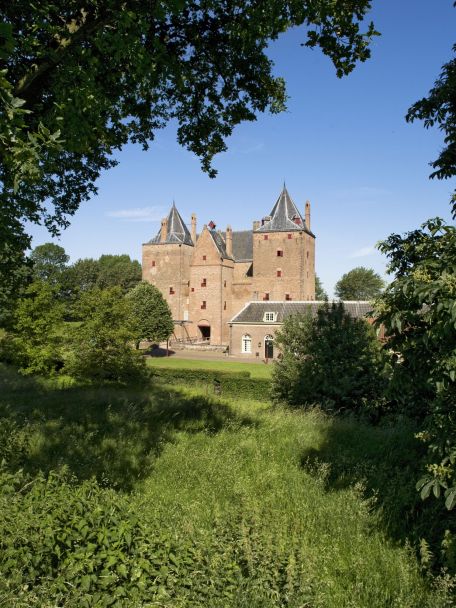 In Museum Slot Loevestein leer je over Hugo de Groot, de Middeleeuwen en de Hollandse Waterlinie.
