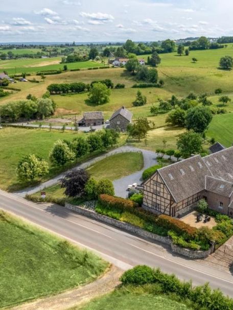Geografisch ligt Sippenaeken in het Land van Herve, cultureel en landschappelijk in de Drielandenstreek, gevoelsmatig in het Zuid-Limburgse Heuvelland.