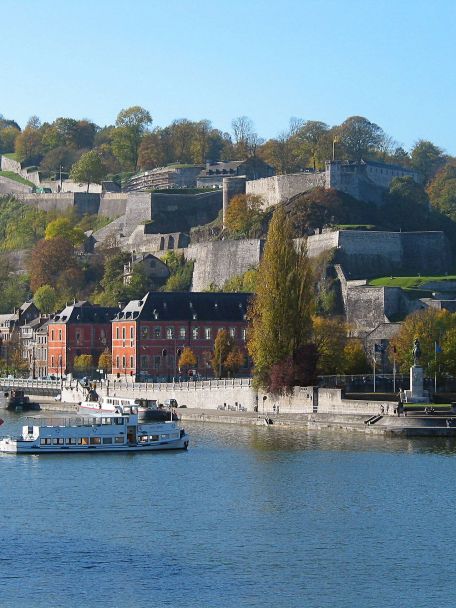 De citadel – met uitzichtpunten over de stad en rivieren, wandelpaden en ondergrondse gangen - is een van de grootste vestingwerken van Europa.