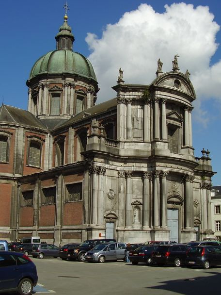 De Saint-Aubain kathedraal is een opvallend klassieke (bijna Italiaanse) kathedraal en heel anders dan de gotische kerken die je vaak in België ziet.