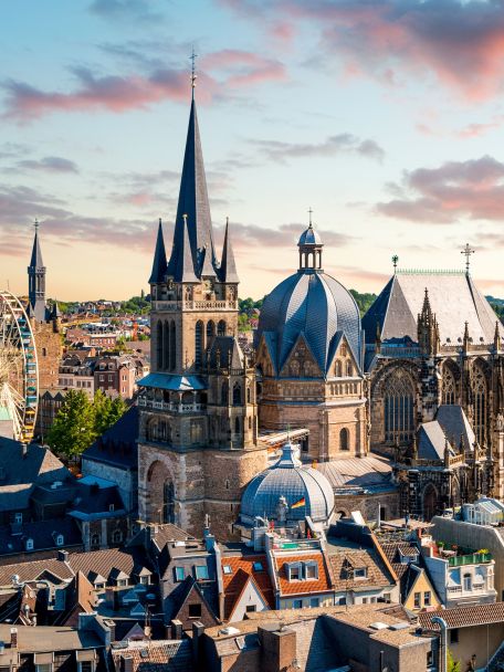 Aachen, known as the former residence of Charlemagne, combines a rich cultural heritage (such as Aachen Cathedral) with a lively atmosphere.