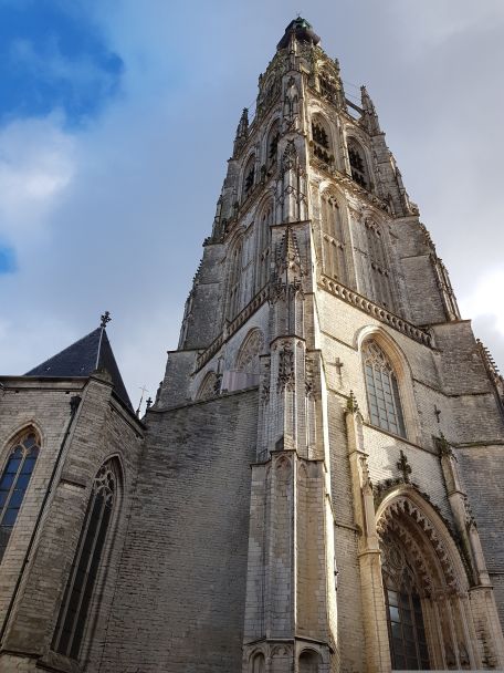 Breda is gezelligheid, bourgondisch, historisch en levendig zonder overdreven druk te zijn. Fijne sfeer, veel terrassen, mooie straatjes, relaxte Brabantse vibe.