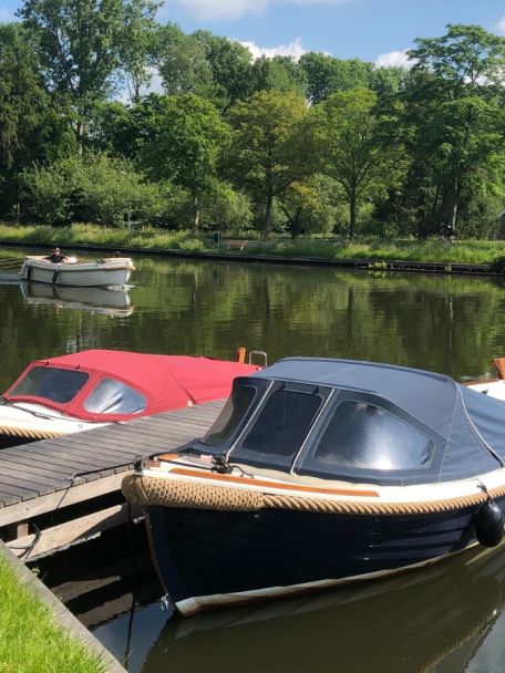 A trip across the Nieuwkoopse Plassen takes you through narrow ditches lined with beautiful reeds, into an oasis of tranquillity.