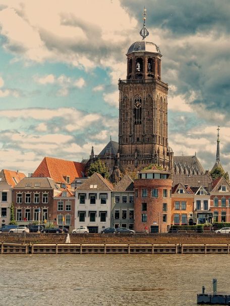 Hanzestad Deventer staat bekend om culturele evenementen als de boekenmarkt, Deventer op Stelten en het Dickens Festijn.