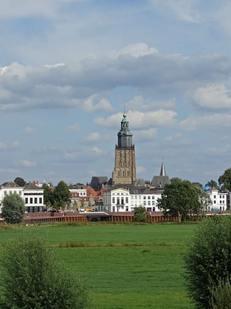 Hanzestad Zutphen staat voor smalle straatjes, historische gebouwen, winkeltjes en leuke cafés. De oude stadspoorten zijn nog goed bewaard gebleven.