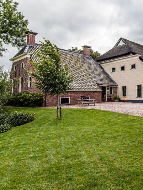 In het Westerkwartier word je getrakteerd op een veelheid aan wierden, borgen, molens en kerken.