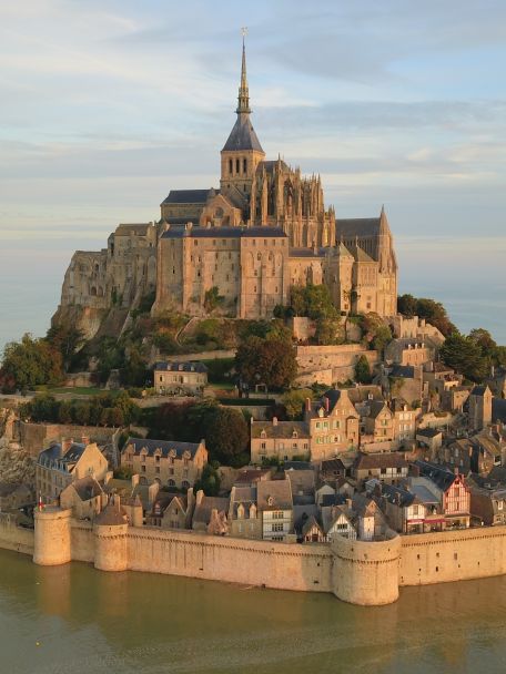 Mont Saint-Michel is een middeleeuws eiland met een abdij dat bij vloed volledig door zee wordt omringd. Een bijna sprookjesachtig schouwspel.
