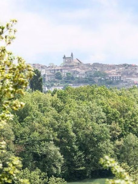 All around you, you’ll find charming little villages that were conceived and built in the Middle Ages, when English and French kings were locked in fierce conflict.