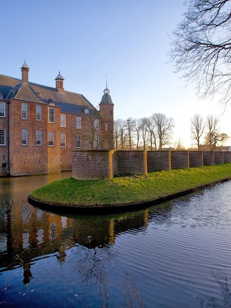 Breukelen ligt dicht bij delen van de Hollandse Waterlinie. Een mooie combinatie is richting Fort Tienhoven of zelfs Slot Zuylen bij Oud-Zuilen.