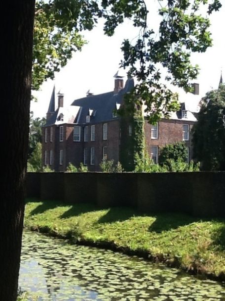 The route along the River Vecht takes you past country estates, ancient trees, little bridges and classic Vecht villas.