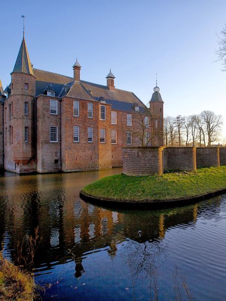 Zuylen Castle is the highlight of Oud Zuilen: a magnificent castle on the River Vecht with a rich history, beautiful gardens and a surprisingly intimate atmosphere.