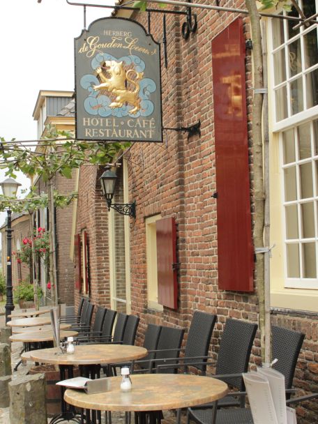 Kleinste stadje van Nederland Bronkhorst staat bomvol historische gebouwen. Je kunt er ook een kunstgalerie bezoeken, terrasje pakken of lekker uit eten.