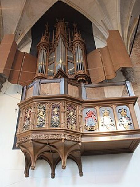 De Grote Sint-Laurenskerk is de grootste middeleeuwse kerk van de stad met  twee beroemde orgels en indrukwekkend glas-in-lood.