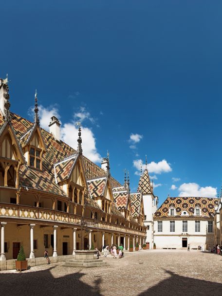 Hôtel-Dieu in Beaune, ooit een ziekenhuis en liefdadigheidsinstelling voor armen, is een van de grootste trekkers van heel Bourgondië. En dat is niet voor niets.