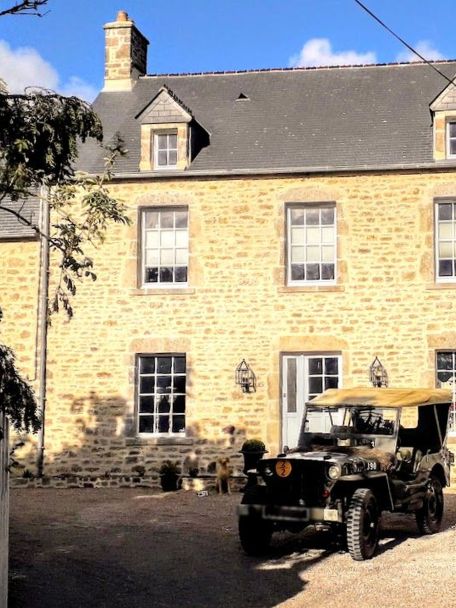 You are here in the heart of the D-Day region, with its invasion beaches and various war museums. Every year around 6 June, special commemorations take place.