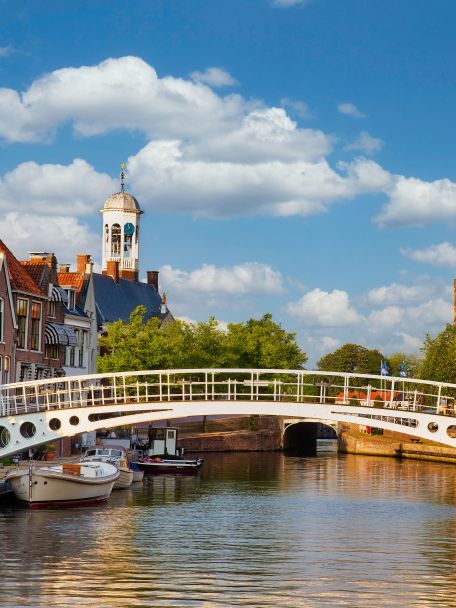 The charming town of Dokkum, with its fortifications, canals, old merchant’s houses and a compact, cosy town centre, is the undisputed jewel of the region.
