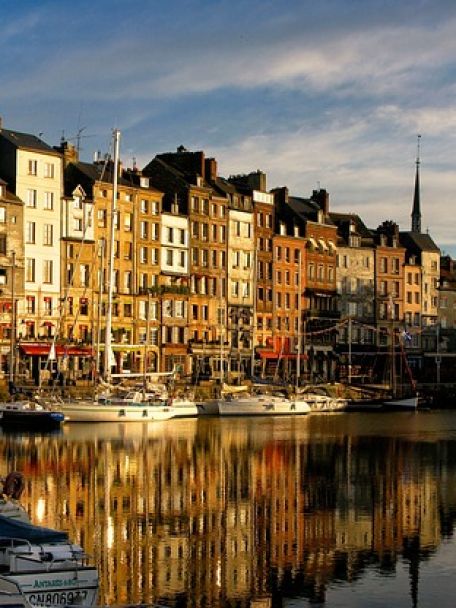 Honfleur, het charmante havenstadje aan de monding van de Seine, is de stad van de kunstschilders en het impressionisme en ooit een inspiratiebron voor o.a. Monet.