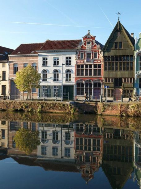 In Mechelen, you’ll find a variety of courtyards and parks, remarkable buildings and museums, and a wide range of shops.