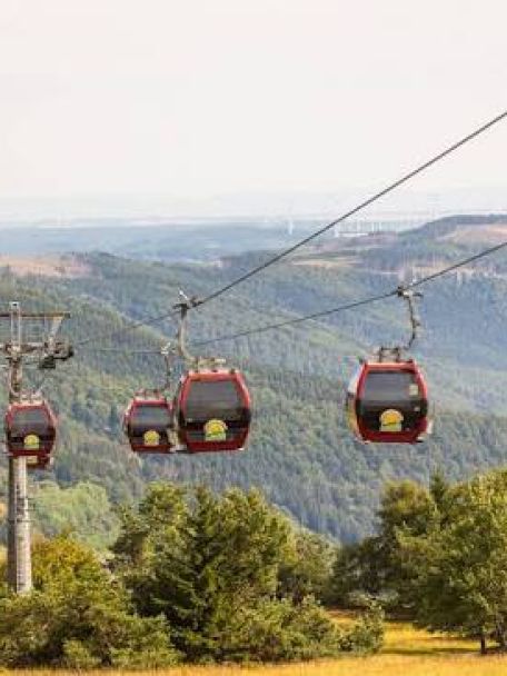 Met Ettelsberg-Seilbahn sta je snel boven op de berg. Daar vind je uitzichtpunten, wandelroutes, mountainbikepaden en de Hochheideturm-uitkijktoren.