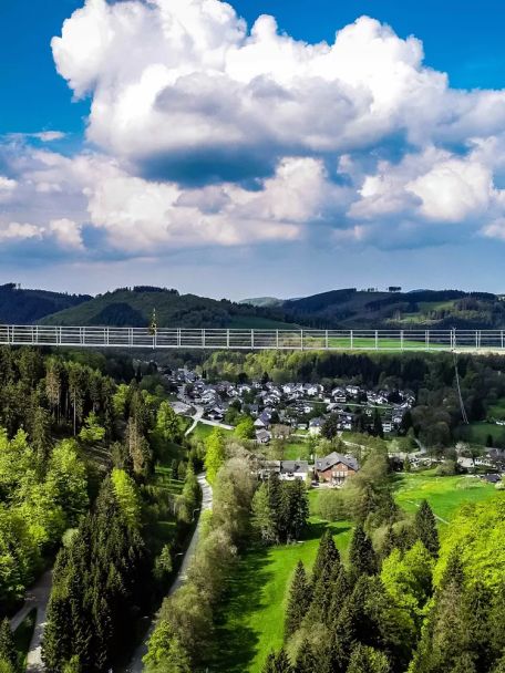 De nieuwe hangbrug is inmiddels dé attractie van Willingen. Je loopt hoog boven het dal met uitzicht over bossen, heuvels en de beroemde springschans.