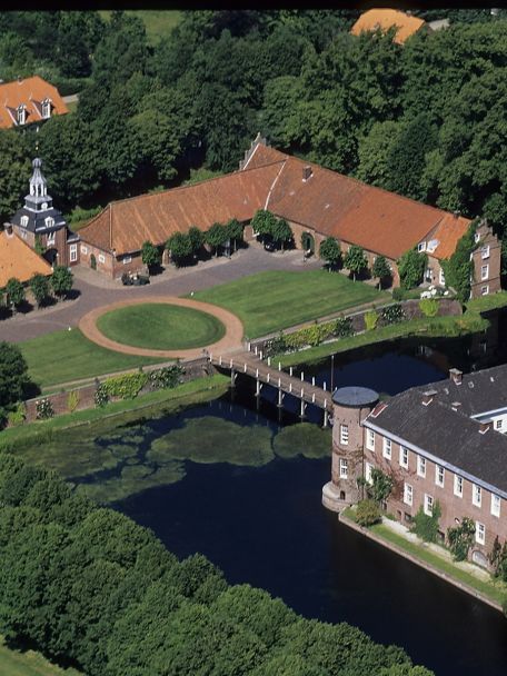 In het kasteelpark zelf, met meer dan 150 verschillende bomen en struiken, talloze vogelsoorten en historische gebouwen, kun je flink de benen strekken.