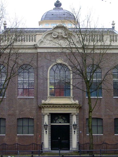 In het Joods Cultureel Kwartier vol met monumenten, gedenktekens en musea ontdek je de rijke culturele geschiedenis van dit stukje stad.