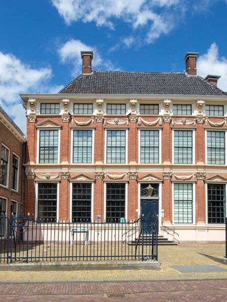 Leeuwarden offers a wealth of outdoor cafés, restaurants, theatres and shops, as well as a wealth of cultural attractions and historic monuments.