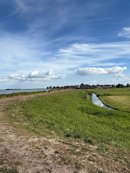 In het bijzondere natuurgebied De Alde Feanen kun je, behalve eindeloos wandelen, ook een bootje huren.