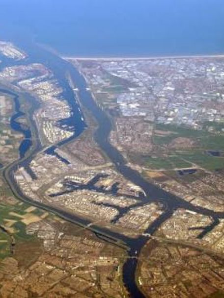 Rotterdam heeft de grootste haven van Europa. Met een rondvaart (bijvoorbeeld via Spido) krijg je een uniek perspectief op de stad en haar enorme industrie.