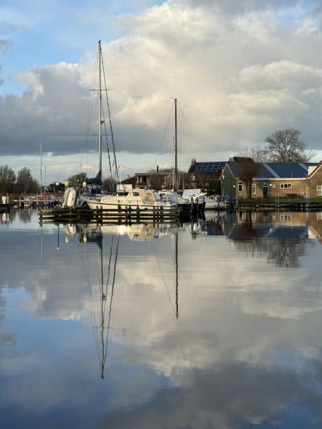 Vooral het Heegermeer, Fluessen en de omgeving van Heeg en Woudsend zijn fantastisch voor varen, zeilen en suppen.