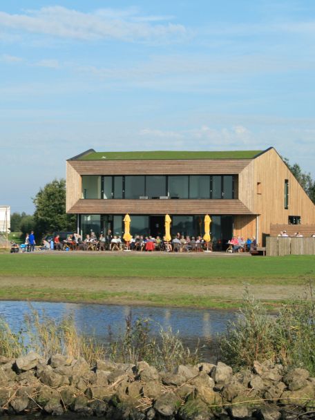 Paviljoen de Leien has a large terrace by the water and is the perfect spot for lunch or dinner after a walk or a cycle ride (especially lovely around sunset!).