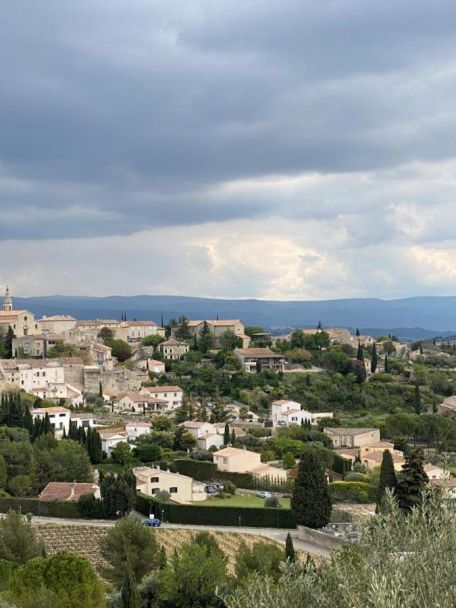 Gordes is een van de beroemdere dorpen van Frankrijk: wit stenen huizen op een rots, uitzicht over de Luberon en super fotogeniek bij zonsondergang.