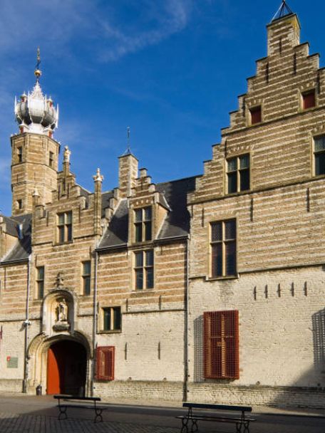 Het absolute icoon van de stad is Het Markiezenhof: het oudste stadspaleis van Nederland met stijlkamers en mooie binnentuinen.