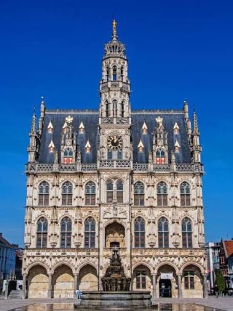 The Gothic town hall on the Markt in Oudenaarde is considered one of the finest town halls in Belgium, and the belfry is a UNESCO World Heritage Site.
